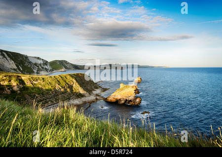 Guardando fuori verso Mupe bay su Dorset la Jurassic Coast, preso dal Lulworth poligoni di tiro parte della costa del sud-ovest il percorso Foto Stock