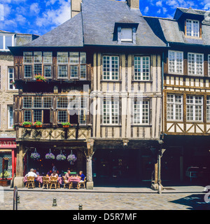 Tipiche case a graticcio 'Place des Merciers' square Dinan Bretagna Francia Foto Stock