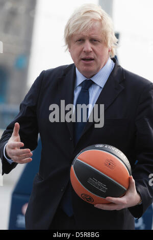 Londra, Regno Unito. Dal 8 aprile 2013. Il sindaco di Londra Boris Johnson promuove la 2013 Turkish Airlines Euroleague di finale quattro eventi di Basket per essere giocato al O2 da 10-12 maggio 2013, e a rivelare il programma di attività gratuite che si svolgerà in concomitanza con la manifestazione per ottenere londinesi coinvolti con la pallacanestro. Credito: Nick Savage/Alamy Live News Foto Stock