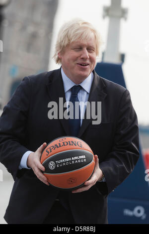 Londra, Regno Unito. Dal 8 aprile 2013. Il sindaco di Londra Boris Johnson promuove la 2013 Turkish Airlines Euroleague di finale quattro eventi di Basket per essere giocato al O2 da 10-12 maggio 2013, e a rivelare il programma di attività gratuite che si svolgerà in concomitanza con la manifestazione per ottenere londinesi coinvolti con la pallacanestro. Credito: Nick Savage/Alamy Live News Foto Stock