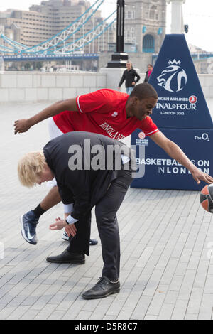 Londra, Regno Unito. Dal 8 aprile 2013. Boris Johnson con sotto-18 Inghilterra Player Kingsley Okoroh. Il sindaco di Londra Boris Johnson promuove la 2013 Turkish Airlines Euroleague di finale quattro eventi di Basket per essere giocato al O2 da 10-12 maggio 2013, e a rivelare il programma di attività gratuite che si svolgerà in concomitanza con la manifestazione per ottenere londinesi coinvolti con la pallacanestro. Credito: Nick Savage/Alamy Live News Foto Stock