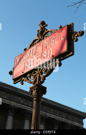 Metro firmano a Parigi a leggere 'passaggio pubblico metro' (pubblico passando per la metropolitana), un simbolo di Parigi. Foto Stock