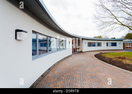 L'edificio curvo di tutti i Santi di scuola primaria, Wokingham Foto Stock