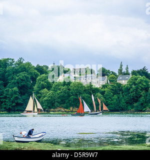 Barche a vela su 'Arguenon fiume' e 'Le Guildo' village Bretagna Francia Foto Stock