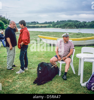 Uomo con Terranova cane salvataggio Bretagna Francia Europa Foto Stock