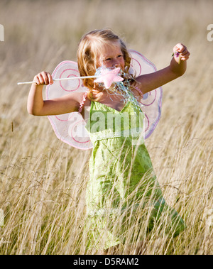 Poco gilr con ali di farfalla e Bacchetta magica Foto Stock