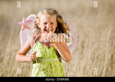 Poco gilr con ali di farfalla e Bacchetta magica Foto Stock