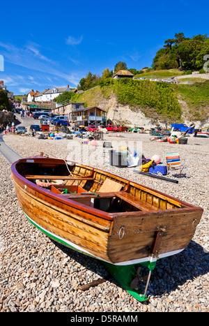 Barche di pescatori sulla spiaggia di birra Devon Jurassic Coast Inghilterra UK GB EU Europe Foto Stock