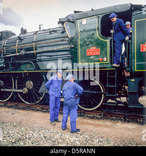Ingegneri con la sua storica locomotiva a vapore 'Pacific PLM 231 K 8' di 'Paimpol-Pontrieux' treno Bretagna Francia Europa Foto Stock