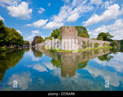 Il Palazzo Vescovile e il fossato wells somerset England Regno unito Gb eu Europe Foto Stock