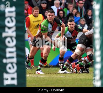 Twickenham, Regno Unito. Il 7 aprile 2013. Nick Pasqua di arlecchini cancella la sfera durante la Heineken Cup quarti di finale match tra arlecchini e Munster rugby a Twickenham Stoop il 7 aprile 2013 a Londra, Inghilterra. Credit: Azione Plus immagini di Sport / Alamy Live News Foto Stock