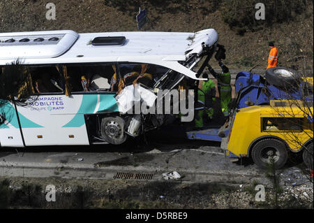 Rokycany, Repubblica Ceca. Dal 8 aprile 2013. Una ragazza di 16 anni morto e tre persone hanno ricevuto gravi lesioni in un incidente di un allenatore francese in uscita dell'autostrada D5 in corrispondenza di Rokycany questa mattina, il servizio di soccorso portavoce Lenka Ptackova ha detto a CTK, aggiungendo che una quarantina di persone sono state prese per l'esame medico.secondo l'L'Unione-L'Ardennais server il coach stava prendendo gli studenti di una scuola secondaria da Reims a Praga. Un francese di autobus è caduto da un ponte autostradale nei pressi di Rokycany, Repubblica Ceca, a circa 80 chilometri a sud-ovest di Praga, lunedì, 8 aprile 2013. (CTK foto/PT/Eret Alamy Live News) Foto Stock