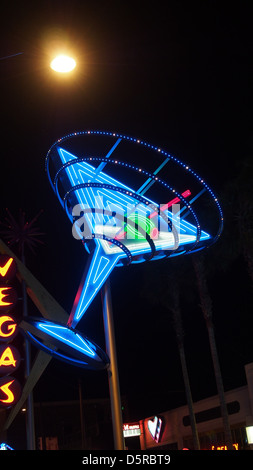 Insegna al neon con un bicchiere da cocktail nel centro dell'area di Las Vegas Foto Stock