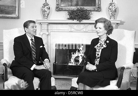 Foto di File: il Presidente degli Stati Uniti Ronald Reagan e il Primo Ministro Margaret Thatcher di Gran Bretagna soddisfare nell'Ufficio Ovale della Casa Bianca a Washington D.C. il mercoledì 20 febbraio, 1985. Il loro incontro è durato 2 ore. La Thatcher è morto da un tratto 87 il lunedì, 8 aprile 2013. Foto: Arnie Sachs / CNP (zu dpa " Frühere britische Premierministerin Margaret Thatcher tot ' am 08.04.2013) +++(c) dpa - Bildfunk+++/Alamy Live News Foto Stock
