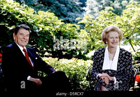 Foto di File: il Primo Ministro Margaret Thatcher del Regno Unito, destra, visita il presidente degli Stati Uniti, Ronald Reagan, sinistra, nel giardino di rose alla Casa Bianca a Washington D.C. il Venerdì, 17 luglio 1987. La Thatcher è morto da un tratto 87 il lunedì, 8 aprile 2013. Credito: Howard L. Sachs - CNP/Alamy Live News Foto Stock