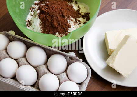 La cottura Ingredienti sulla tabella: uova, burro e farina Foto Stock