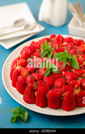 Tiramisú con le fragole. Ricetta disponibile. Foto Stock