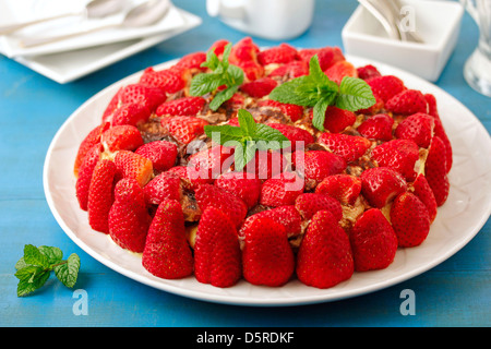 Tiramisú con le fragole. Ricetta disponibile. Foto Stock