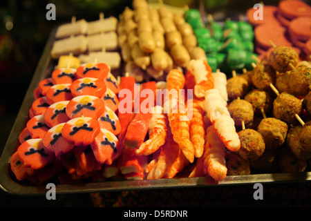 Cibo sul mercato notturno Foto Stock