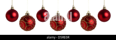 Red Christmas baubles isolato su sfondo bianco Foto Stock