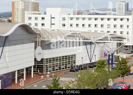 Il Drago Rosso intrattenimento, vendita al dettaglio e le attività per il tempo libero nel centro di Cardiff Bay. Un edificio bianco dietro è il Travelodge hotel. Foto Stock