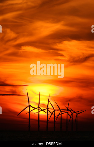 Le turbine eoliche a Burbo Bank, Mersey estuario,Nord Wirral, Cheshire, Inghilterra contro il cielo drammatico. Foto Stock