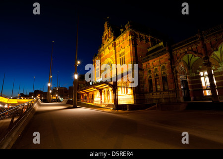 In treno Dalla stazione centrale di Groningen di notte, Paesi Bassi Foto Stock