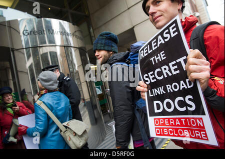 Londra, Regno Unito. Dal 8 aprile 2013. Descrizione di funzionamento - Erica, un residente di St Leonards (raffigurata in blue coat), è il solo protestor per accedere a consegnare la sua lettera per Norman Baker, il Ministro dei trasporti. Anti-road attivisti, noto come la Combe Haven difensori fase pacifica di una due giorni di 'search' del Dipartimento per i trasporti (DFT) per le sue raccomandazioni circa il £100m Bexhill-Hastings Link Road - hanno una copia di un documento con le principali conclusioni redatto, ma il corpo del documento non è molto favorevole del regime proposto.Il "earchers' ha tentato di inserire l'edificio b Foto Stock