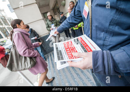 Londra, Regno Unito. Dal 8 aprile 2013. Descrizione di funzionamento - Anti-road attivisti, noto come la Combe Haven difensori fase pacifica di una due giorni di 'search' del Dipartimento per i trasporti (DFT) per le sue raccomandazioni circa il £100m Bexhill-Hastings Link Road - hanno una copia di un documento con le principali conclusioni redatto, ma il corpo del documento non è molto favorevole del regime proposto. Il 'searchers' ha tentato di inserire l'edificio ma sono state in gran parte bloccata così formato invece una coda fuori la DfT della porta anteriore. La coda è previsto di continuare da 8am - 5pm da lunedì 8 aprile e martedì Foto Stock