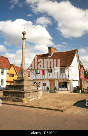 Edifici medievali a Lavenham Guildhall market place Foto Stock