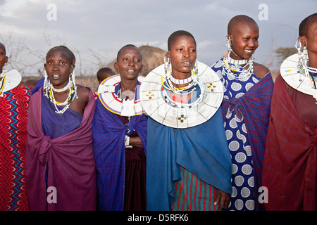 Africa Tanzania;donne Maasai in abito tradizionale con fatto a mano gioielli Foto Stock