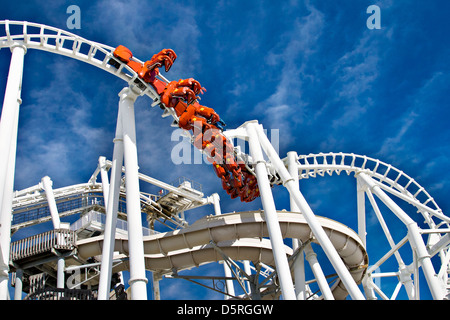 Roller Coaster ride contro il cielo blu Foto Stock