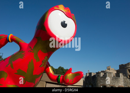 Statua del London 2012 Mascotte olimpica corvi Wenlock, vicino alla Torre di Londra, Inghilterra. Foto Stock