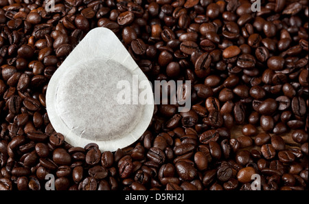 Le cialde di caffè in chicchi di caffè sfondo Foto Stock