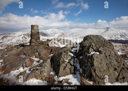 Summit Trig di seduta alta e la vista in direzione est verso la Helvellyn e Dodds in inverno Lake District Cumbria Regno Unito Foto Stock