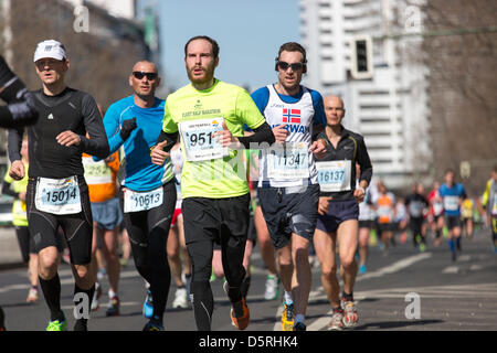 Berlino, Germania. 7 Aprile, 2013. I partecipanti della trentatreesima mezza maratona 2013 a Berlino, Germania. Foto Stock