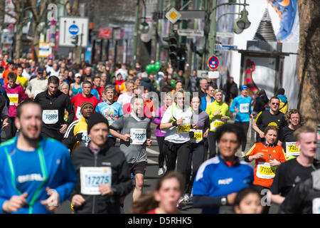 Berlino, Germania. 7 Aprile, 2013. I partecipanti della trentatreesima mezza maratona 2013 a Berlino, Germania. Foto Stock