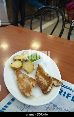 Tonno Grigliato pesce e patate delle Canarie con verde salsa mojo Santa Cruz città isola di Tenerife Canarie Spagna Europa Foto Stock