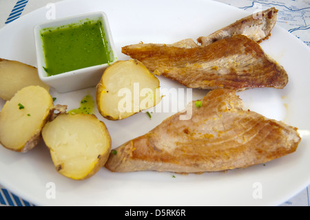 Tonno Grigliato pesce e patate delle Canarie con verde salsa mojo Santa Cruz città isola di Tenerife Canarie Spagna Europa Foto Stock