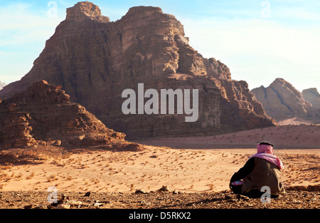 Un beduino uomo seduto nel Wadi Rum, Giordania Foto Stock