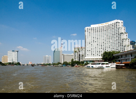 Edifici moderni sulle rive del fiume Chao Phraya a Bangkok, Thailandia, Asia Foto Stock