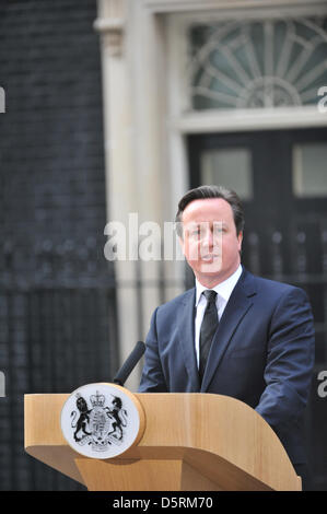 A Downing Street, Londra, Regno Unito. Dal 8 aprile 2013. Il Primo Ministro David Cameron parla al di fuori 10 Downing Street in omaggio alla fine la Baronessa Thatcher che è morto oggi. Credito: Matteo Chattle/Alamy Live News Foto Stock