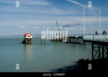 Lavori di restauro su mumbles pier swansea bay glamorgan Galles del Sud Foto Stock