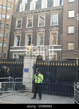 UNION JACK FLAG AL RITZ HOTEL Margaret Thatcher morì al RITZ HOTEL RITZ HOTEL Londra Inghilterra REGNO UNITO 08 Aprile 2013 Foto Stock