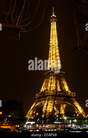 La torre Eiffel di notte, Parigi, Francia Foto Stock