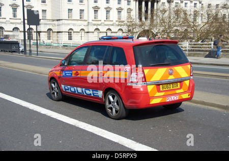 Rosso di protezione diplomatica unità auto della polizia di Londra (andando oltre il ponte di Waterloo). Foto Stock