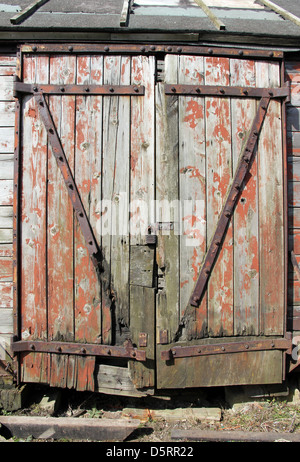 Porta a spiovente di fatiscenti carrozza ferroviaria in Walberswick Inghilterra Suffolk REGNO UNITO Foto Stock