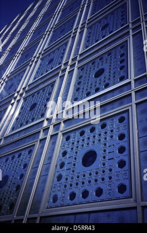 Serrande meccaniche a iride alla facciata dell'Institut de Monde Arabe French for Arab World Institute, abbreviato IMA, che sono in realtà aperture fotosensibili a motore, Che fungono da sofisticato brise soleil che si apre e si chiude automaticamente per controllare la quantità di luce e calore che entra nell'edificio dal sole progettato dall'Architecture-Studio insieme a Jean Nouvel a Parigi Francia Foto Stock
