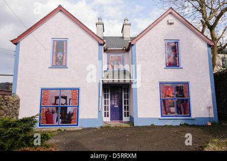 Casa abbandonati e shop interno con scene dipinte sul imbarcati-up-windows per abbellire esso Foto Stock