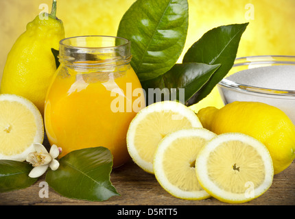 In casa limone Marmellata sul tavolo Foto Stock